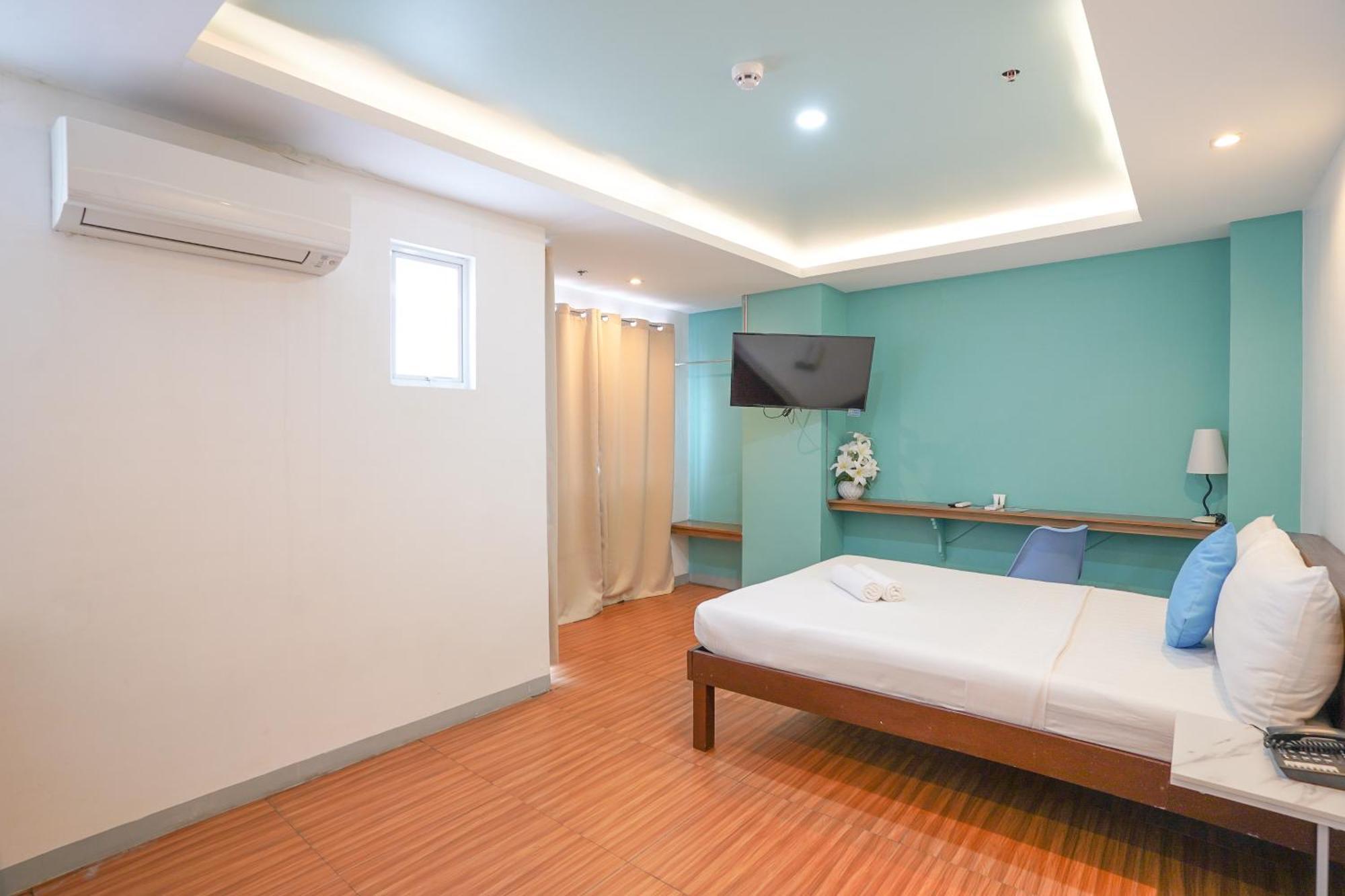 Arzo Hotel Premier Makati City Exterior photo